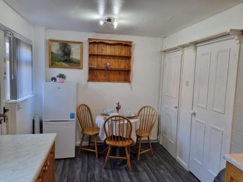Modern & Elegant Home w/ Netflix and Parking Hotel in Leeds