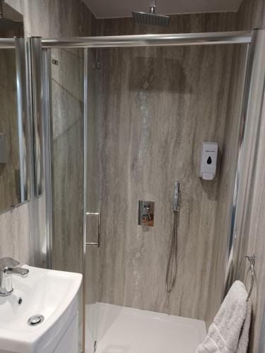 Voyage Hostel - Ensuite Family Rooms with shared kitchen Hostel in Douglas