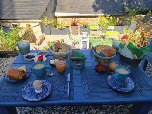 Chambre d'hote Familiale de la maison Bleue Hotel in Brittany