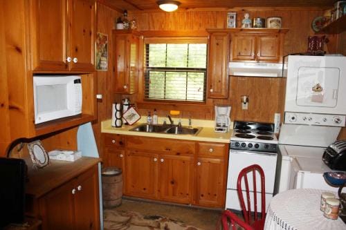 Double U Barr Ranch - Cowboy Cabin Hotel in Rio Grande