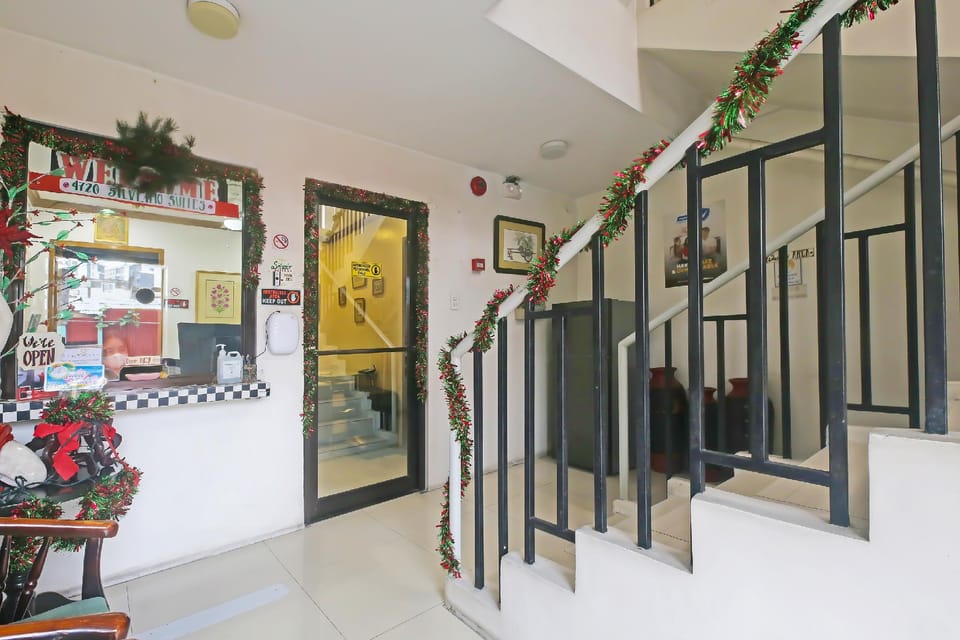 OYO 896 Silverio Suites Hotel in Paranaque