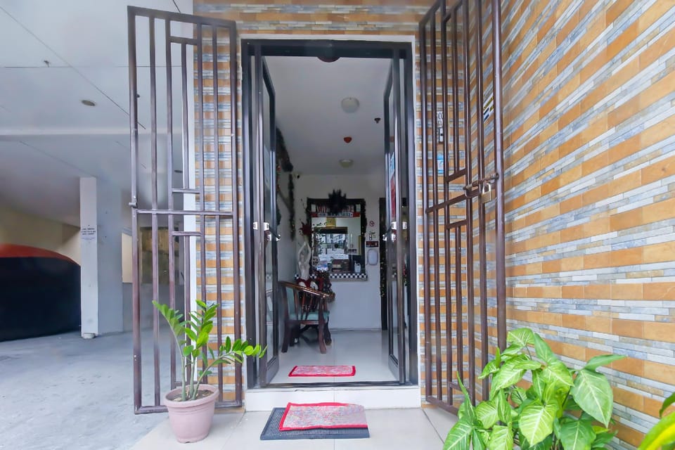 OYO 896 Silverio Suites Hotel in Paranaque
