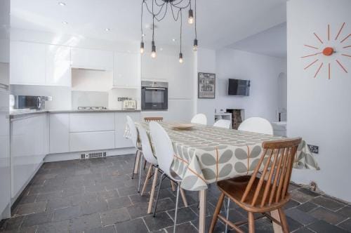 Norgans Terrace - 3 Bed Holiday Home - Pembroke Hotel in Wales