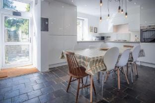 Norgans Terrace - 3 Bed Holiday Home - Pembroke Hotel in Wales