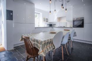 Norgans Terrace - 3 Bed Holiday Home - Pembroke Hotel in Wales
