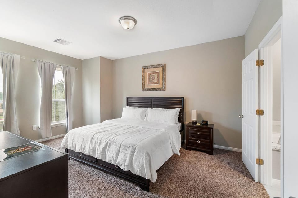 Experience a First Class Stay - 2 BDRM Hotel in Spring