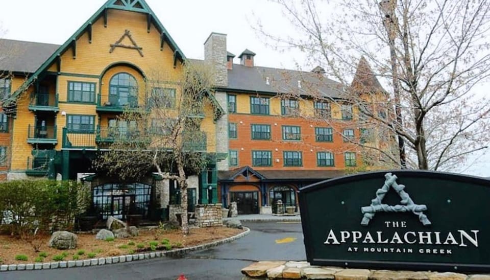 Mountain Creek Resort at Appalachian Hotel - Pool & Hot Tub Apartment hotel in Vernon Township