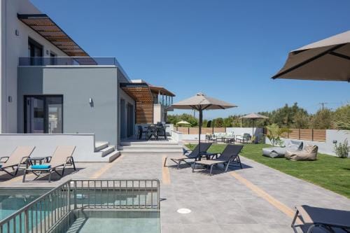 Sunnyside Villas, Just Steps to the Beach & Restaurants, By ThinkVilla Hotel in Crete