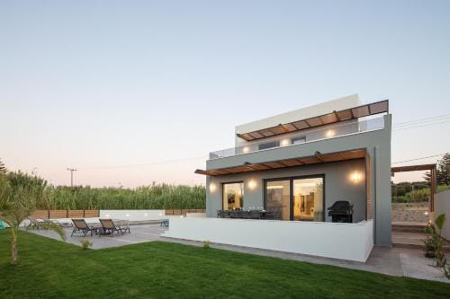 Sunnyside Villas, Just Steps to the Beach & Restaurants, By ThinkVilla Hotel in Crete