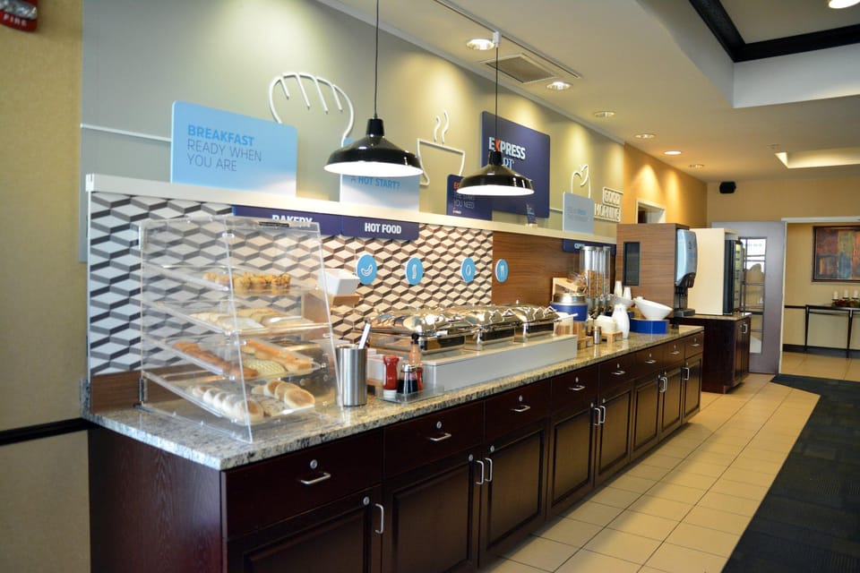 Holiday Inn Express & Suites Youngstown West I 80 By IHG Hotel in Mineral Ridge