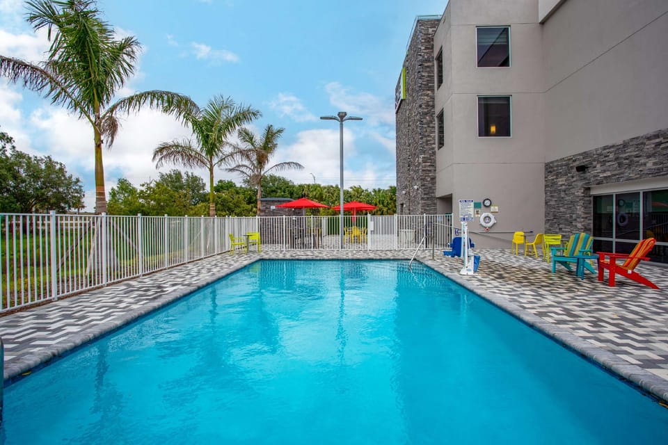 Swimming pool