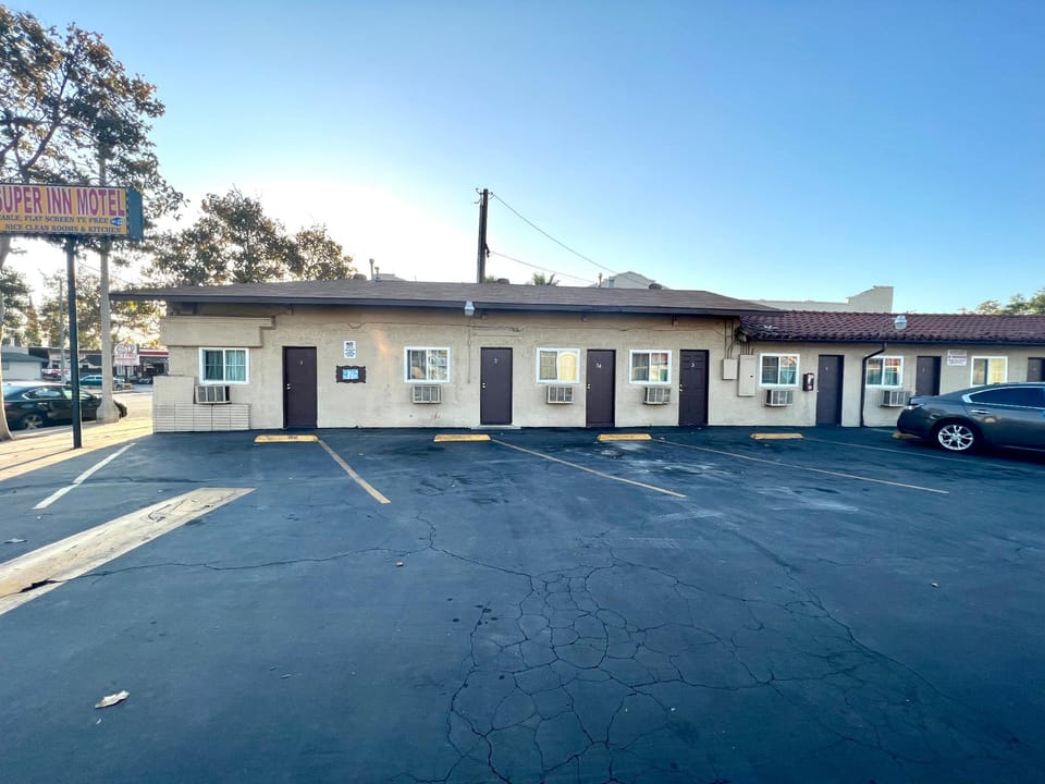 Super Inn Motel in Pomona