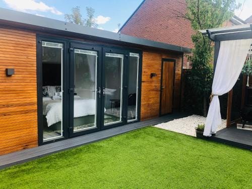 MeeZee Pearl Double Bed Lodge With Free Parking Hotel in Salford
