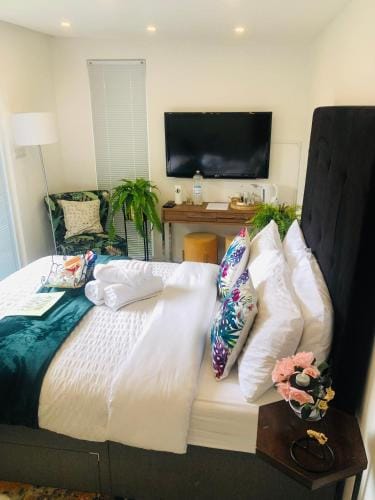 MeeZee Pearl Double Bed Lodge With Free Parking Hotel in Salford