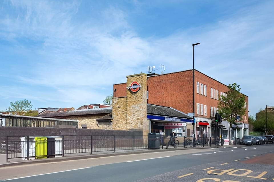 ARON GUEST HOUSE Hotel in London Borough of Ealing