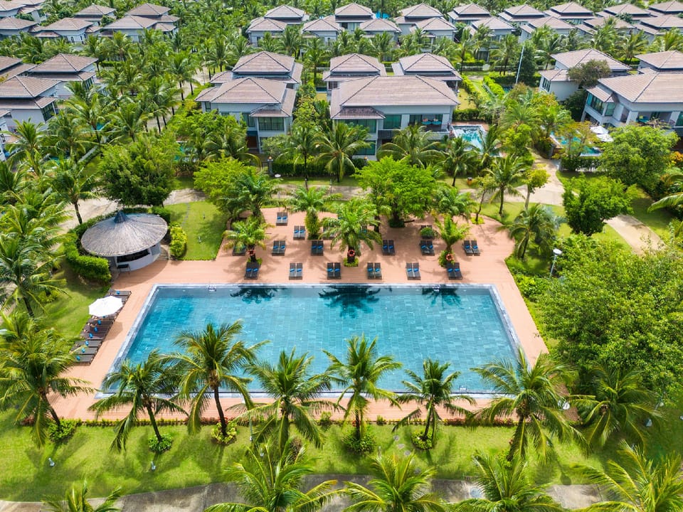 Swimming pool [outdoor]