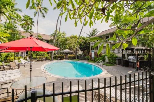 DOWNTOWN Hawaiian Theme Condo with Hot Tub, Pool & Beach - Kona Islander Inn Hotel in Holualoa