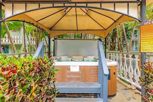 DOWNTOWN Hawaiian Theme Condo with Hot Tub, Pool & Beach - Kona Islander Inn Hotel in Holualoa