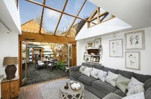 Dolls House - Luxury Townhouse - From £400 Per Night Hotel in Henley-on-Thames