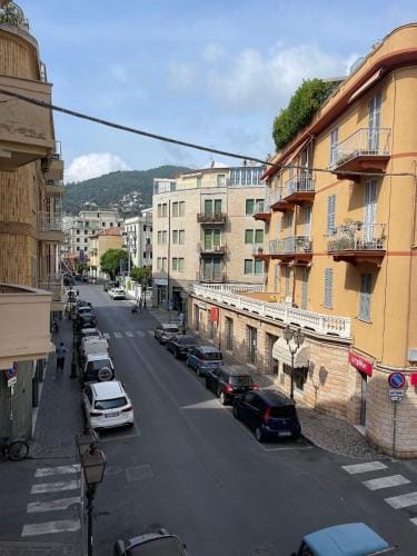 GIALLA Ridi Che Ti Passa Hotel in Liguria