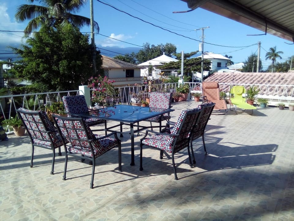 The Red Hut Inn Hotel in Belize City