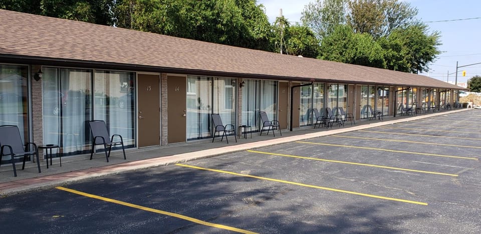Town'n Country Motor Inn Motel in Leamington