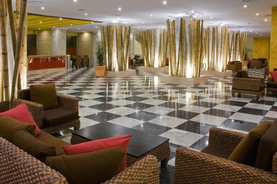 Apartamentos Piramides Hotel in Playa de las Americas