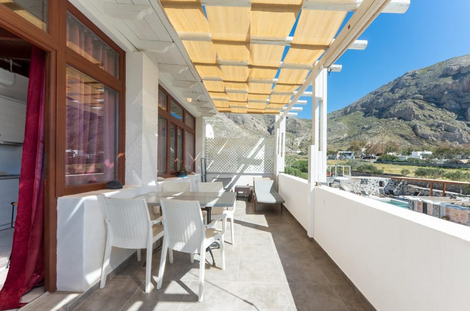 Birds Villa Apartments with Heated Pool - Including Car and Breakfast Apartment hotel in Perissa