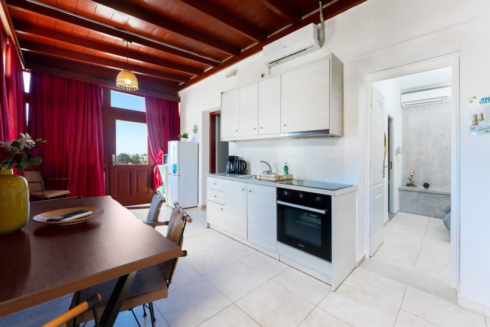 Birds Villa Apartments with Heated Pool - Including Car and Breakfast Apartment hotel in Perissa