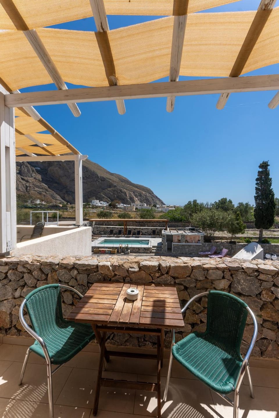 Birds Villa Apartments with Heated Pool - Including Car and Breakfast Apartment hotel in Perissa