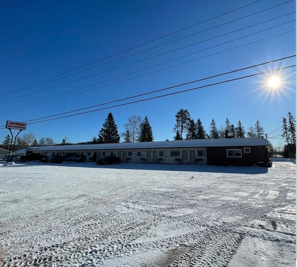 Village Inn & Suites - Sudbury Motel in Sudbury