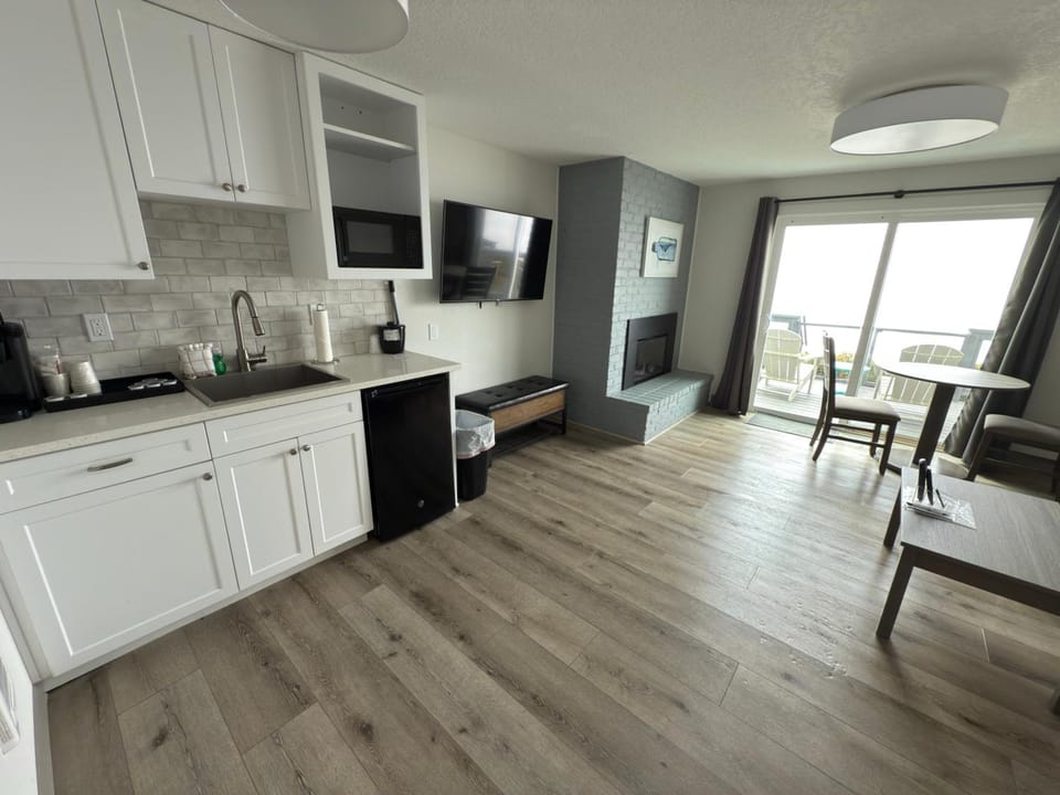 West Beach Suites Hotel in Lincoln City