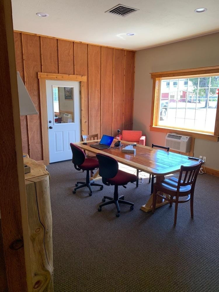 White Buffalo Hotel Hotel in West Yellowstone