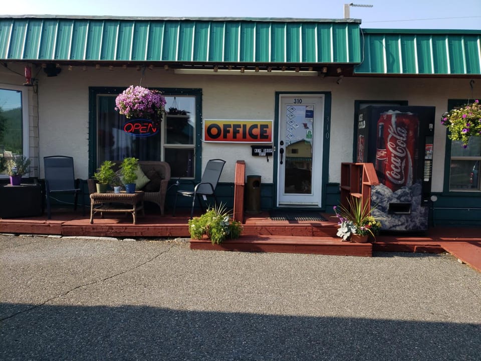 100 Mile Motel & RV Park Motel in 100 Mile House