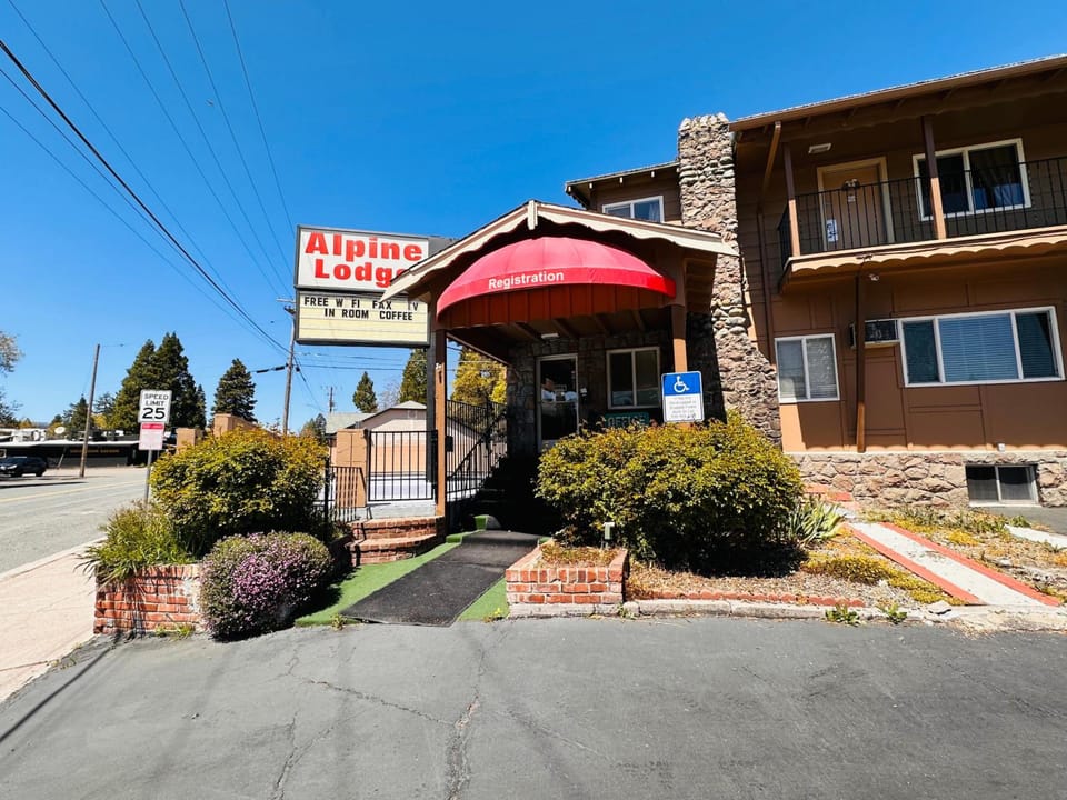 The Cottage Inn at Mount Shasta Motel in Mount Shasta