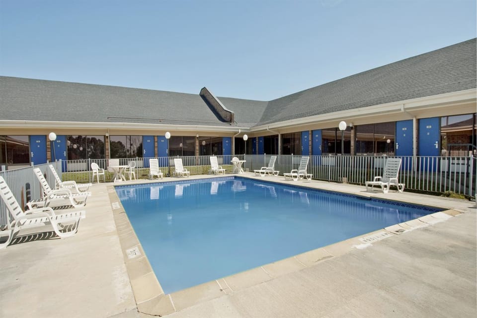 Swimming pool [outdoor]