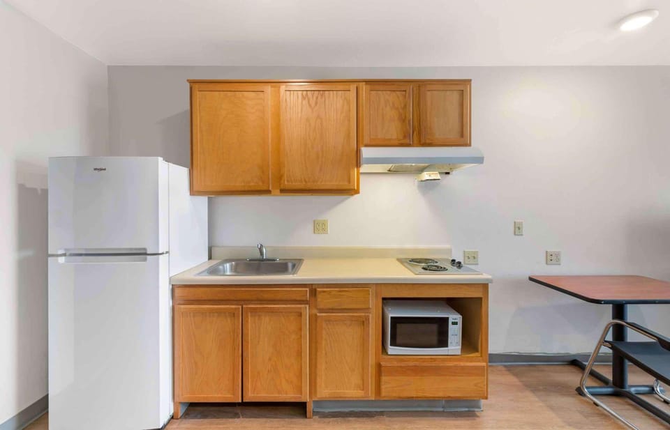 Extended Stay America Select Suites - Cleveland - Avon Hotel in Lake Erie