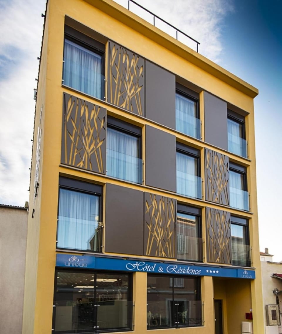 Unique Hôtel & Résidence Hotel in Saint-Raphael