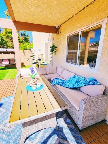 LA Sunny House beautiful yard 7 rooms 4 bathrooms Near Disneyland & Hollywood & Downtown Hotel in Hacienda Heights