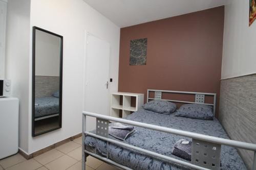 05 - Chambre confort au calme avec TV WIFI Hotel in Saint-Denis, France