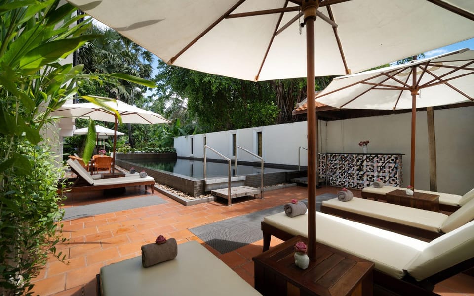 Swimming pool [outdoor]