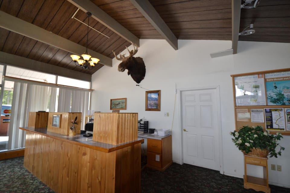 Dude & Roundup Motel in West Yellowstone