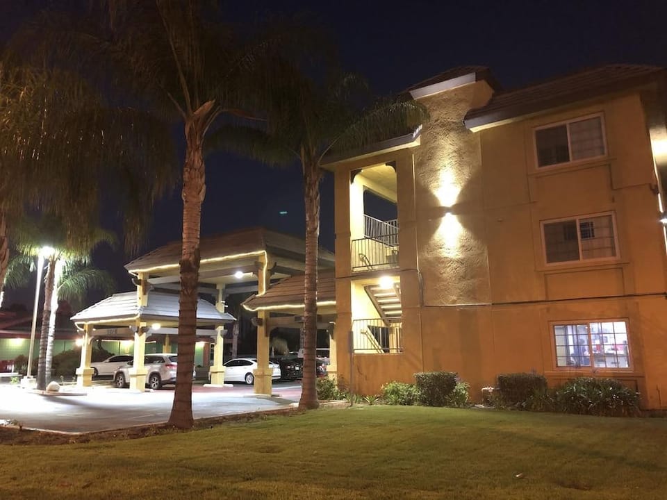 Simply Home Inn & Suites - Riverside Motel in Riverside