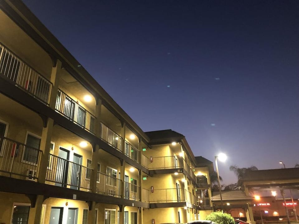 Simply Home Inn & Suites - Riverside Motel in Riverside