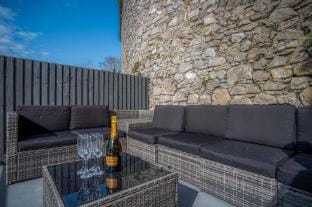 Hawtree Cottage - 2 Bedroom Cottage - Tenby Hotel in Wales