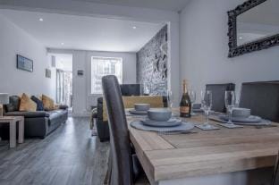 Hawtree Cottage - 2 Bedroom Cottage - Tenby Hotel in Wales