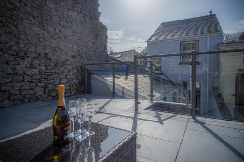 Hawtree Cottage - 2 Bedroom Cottage - Tenby Hotel in Wales