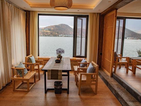 Waterside Beautiful villa Hotel in China