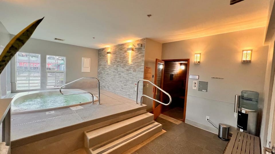 Cannery Pier Hotel & Spa Hotel in Astoria