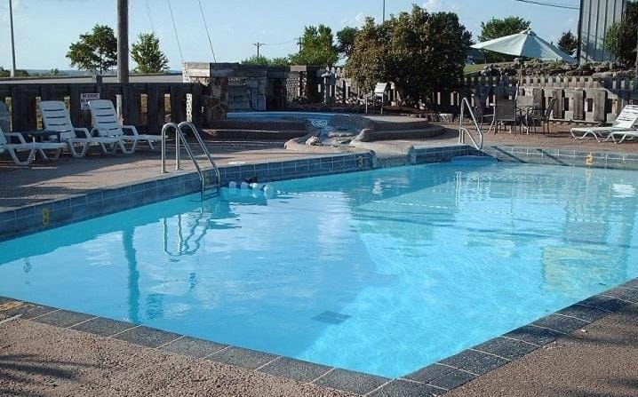 Quail's Nest Inn & Suites Hotel in Osage Beach